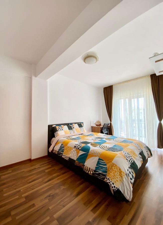 Cozy 2 Bedroom Private Parking Apartment *